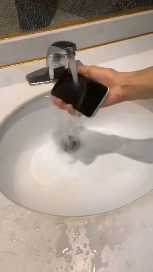新买的苹果手机,听说防水效果很好,下一秒就打脸了